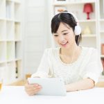 英語学習アプリで勉強する女性